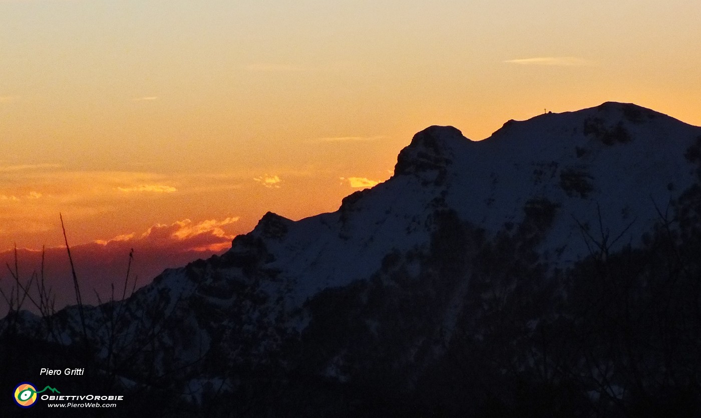 94 Tramonta il sole all'orizzonte dietro il Due Mani.JPG